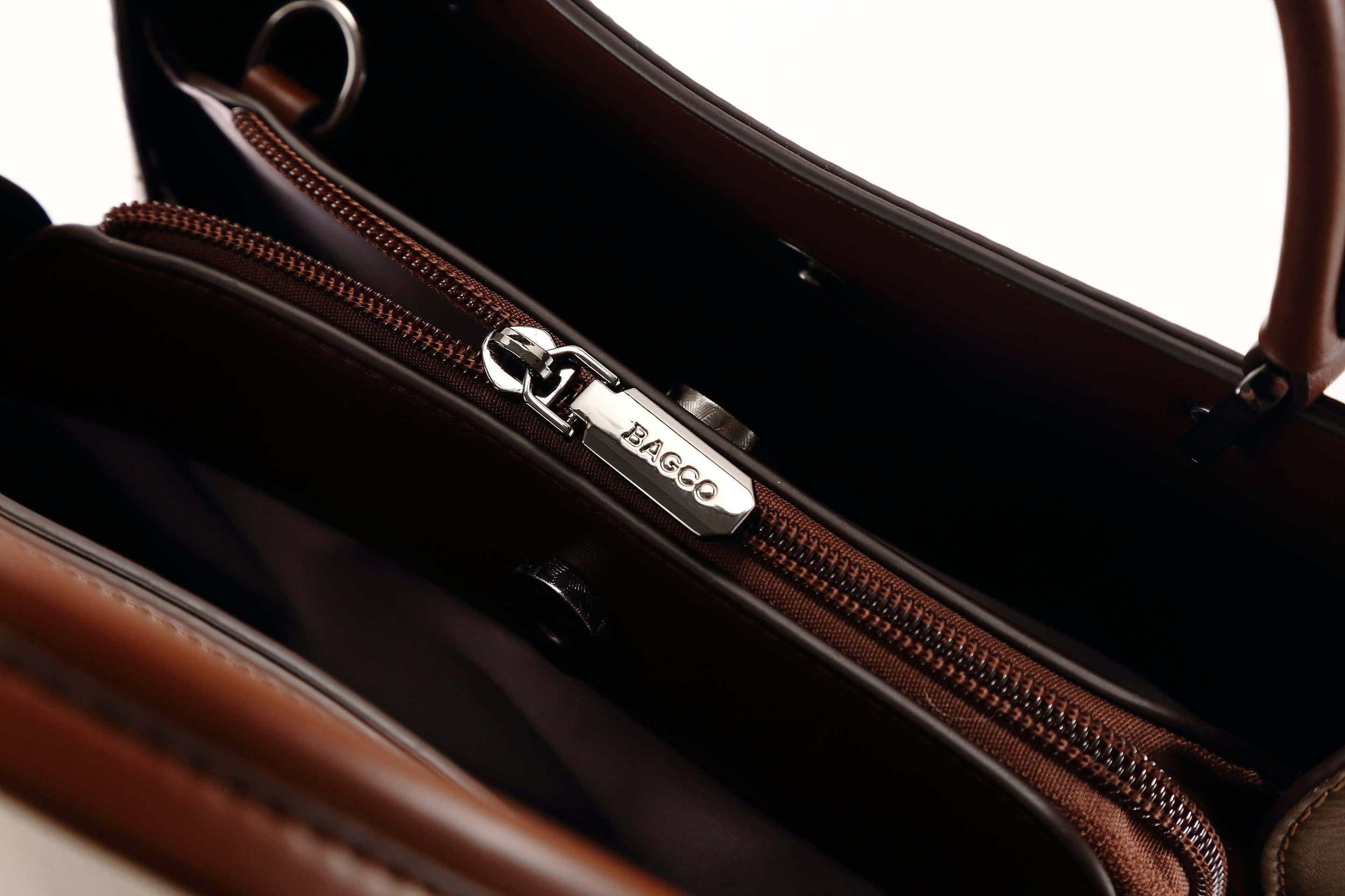 حقيبة يد نسائية باللون البنى الفاتح مربعة الشكل كبيرة الحجم بيد وحزام طويل لحملها على الكتف - KSA