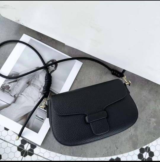 حقيبة كتف نسائية باللون الاسود مستطيلة و صغيرة الحجم بتصميم بسيط ومساحة داخلية مناسبة - KSA