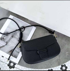 حقيبة كتف نسائية باللون الاسود مستطيلة و صغيرة الحجم بتصميم بسيط ومساحة داخلية مناسبة - KSA