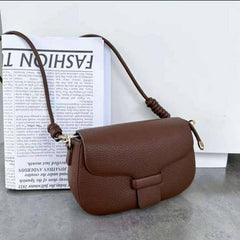 حقيبة كتف نسائية باللون البنى مستطيلة و صغيرة الحجم بتصميم بسيط ومساحة داخلية مناسبة - KSA