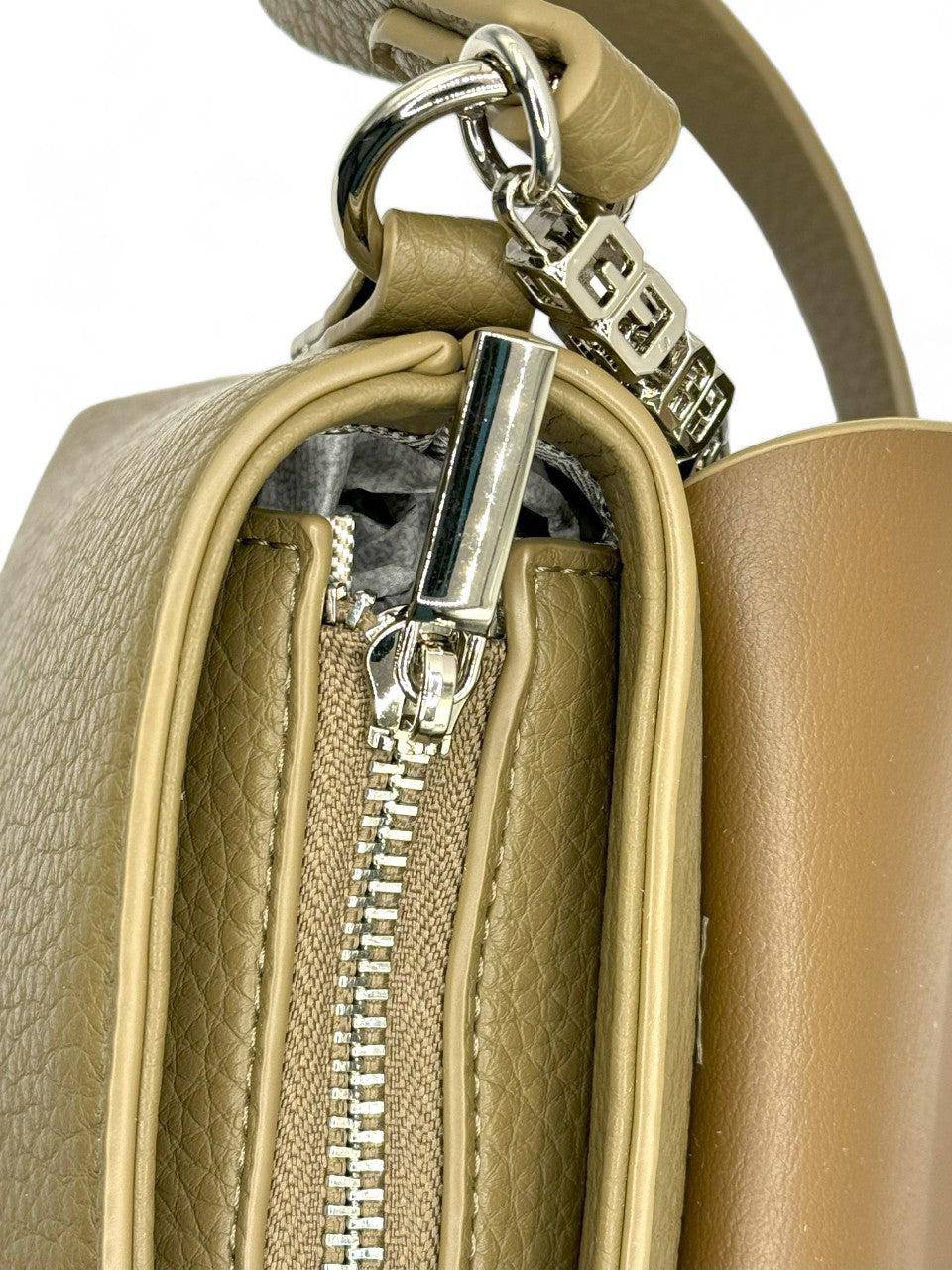 حقيبة كتف بحزام طويل باللون البنى الفاتح وبسلسلة إضافية - KSA