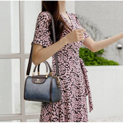 حقيبة يد كبيرة مصممة بشكل عصري جذاب - ازرق - KSA