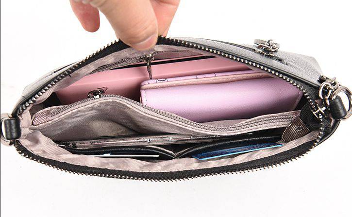 حقيبة باللون الأسود مستطيلة صغيرة الحجم - KSA