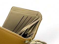 محفظة نسائية صغيرة باللون البنى مستطيلة الشكل بيد لتعليق المحفظة في الحقيبة أو على يديكِ - KSA