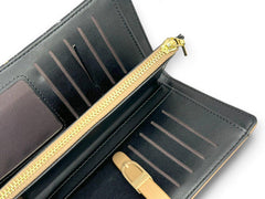 محفظة نسائية منقوسة من الخارج باللون الاسود ومغلقة بقطعة جلدية لمزيد من الأمان والحماية - KSA