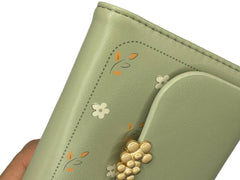 محفظة نسائية مميزة باللون الاخضر وبنقشة خارجية مميزة - KSA