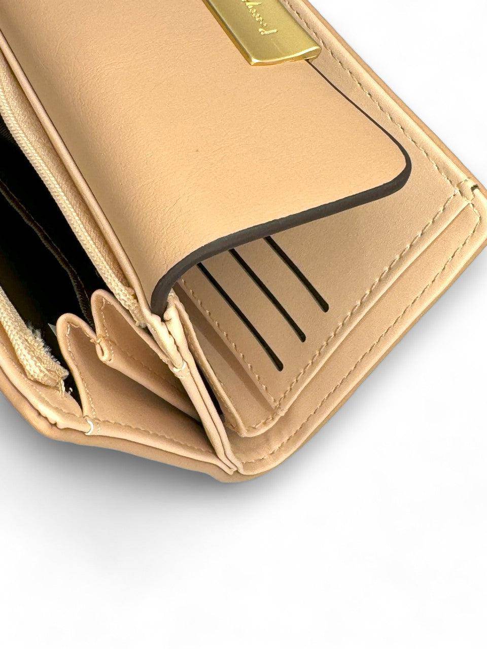 محفظة يد نسائية باللون البيج وبتصميم أنيق ومختلف - KSA
