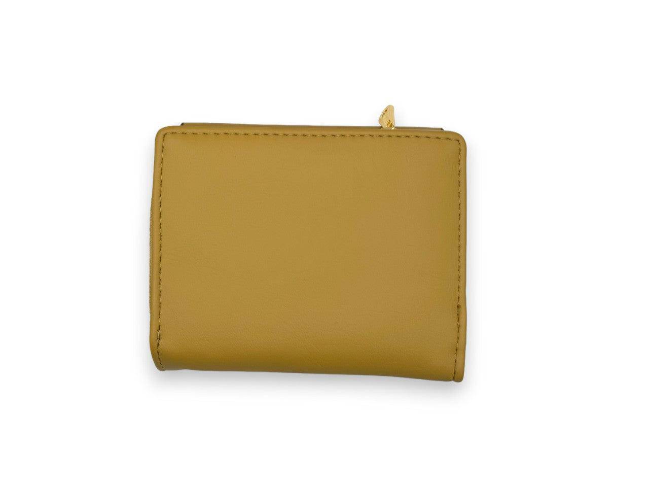محفظة يد نسائية باللون البيج وبتصميم أنيق ومختلف - KSA