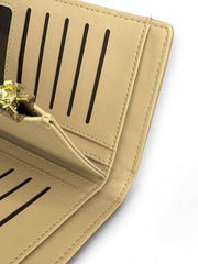 محفظة نسائية باللون البيج ونقشات بسيطة وحزام صغير لإحكام غلقها. - KSA