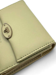 محفظة نسائية باللون الاخضر بتصميم بسيط وحجم مناسب - KSA