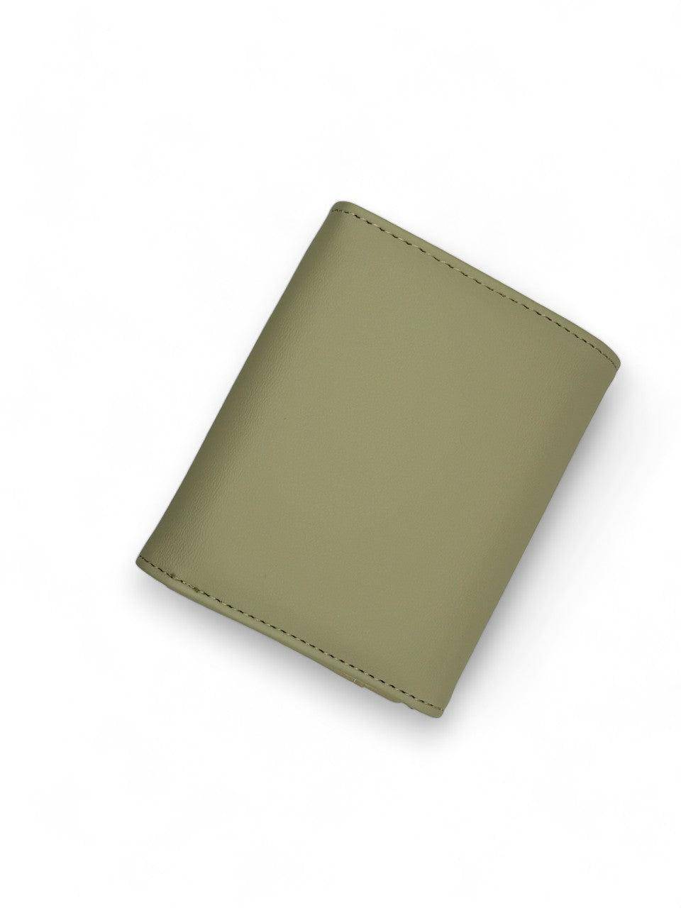 محفظة نسائية باللون الاخضر بتصميم بسيط وحجم مناسب - KSA