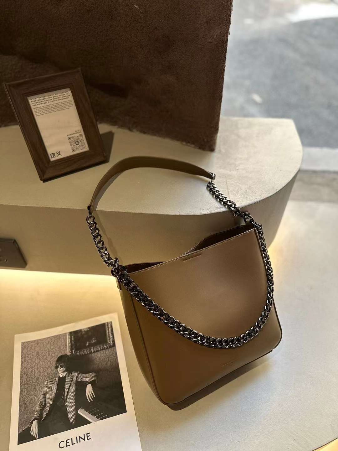 حقيبة كتف بيج كلاسيكية مع لمسة عصرية وسلسلة - KSA