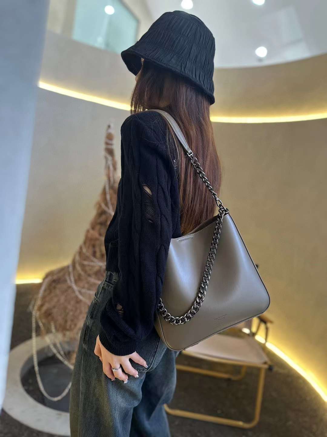 حقيبة كتف بيج كلاسيكية مع لمسة عصرية وسلسلة - KSA