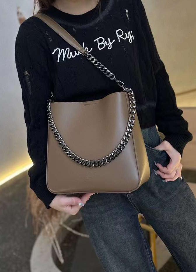 حقيبة كتف بيج كلاسيكية مع لمسة عصرية وسلسلة - KSA