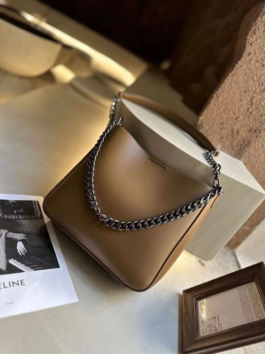 حقيبة كتف بيج كلاسيكية مع لمسة عصرية وسلسلة - KSA