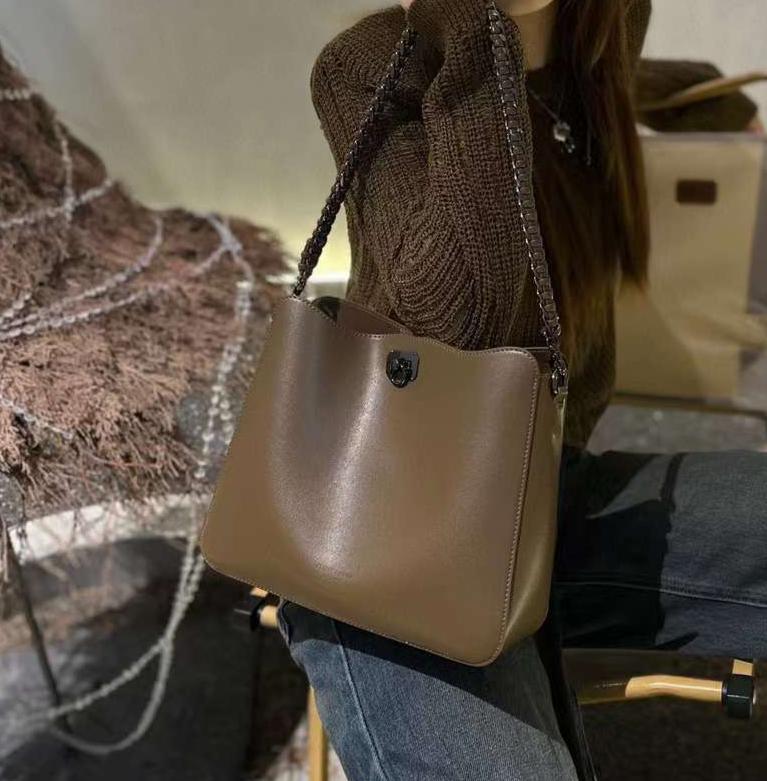 حقيبة كتف أنيقة بتصميم عصري وسلسلة معدنية باللون البني - KSA
