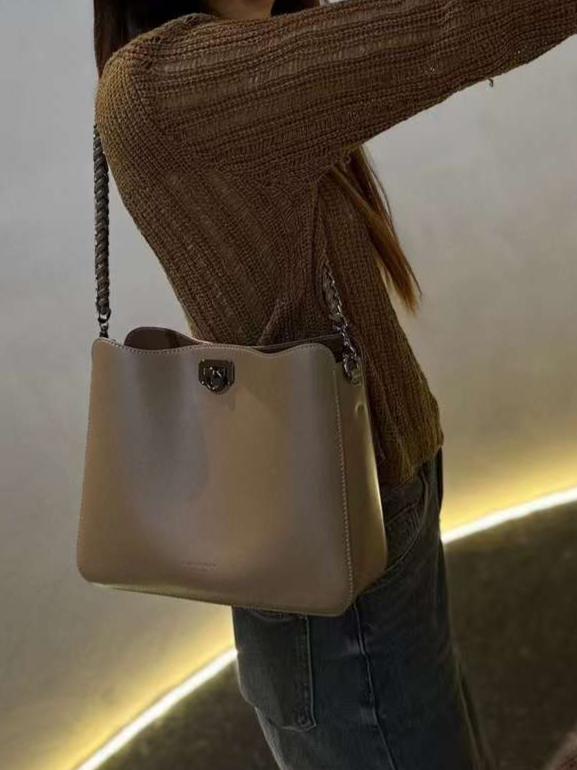 حقيبة كتف أنيقة بتصميم عصري وسلسلة معدنية باللون البني - KSA