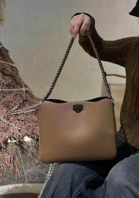 حقيبة كتف أنيقة بتصميم عصري وسلسلة معدنية باللون البني - KSA