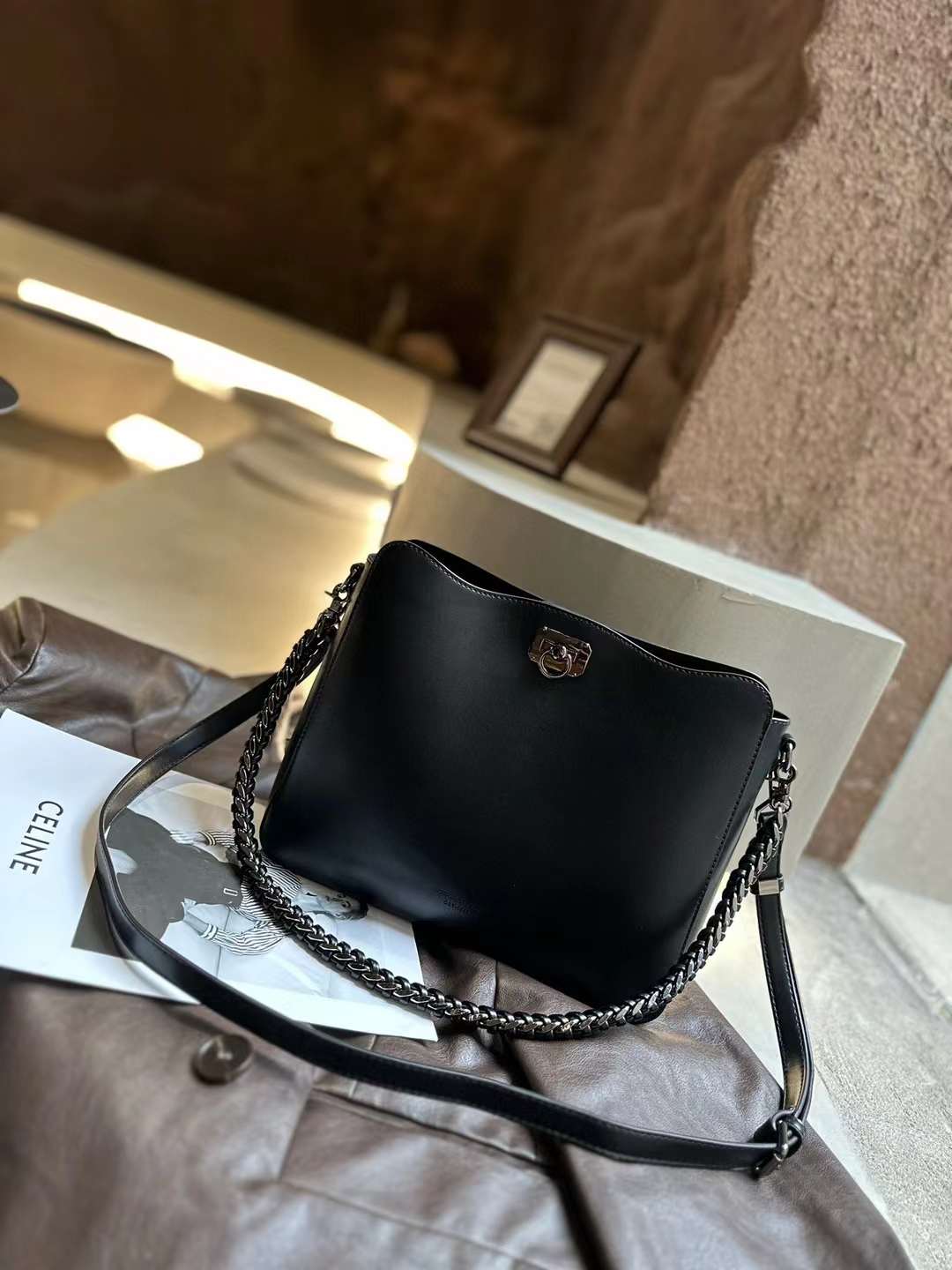 حقيبة كتف سوداء كلاسيكية مع لمسة عصرية وسلسلة - KSA