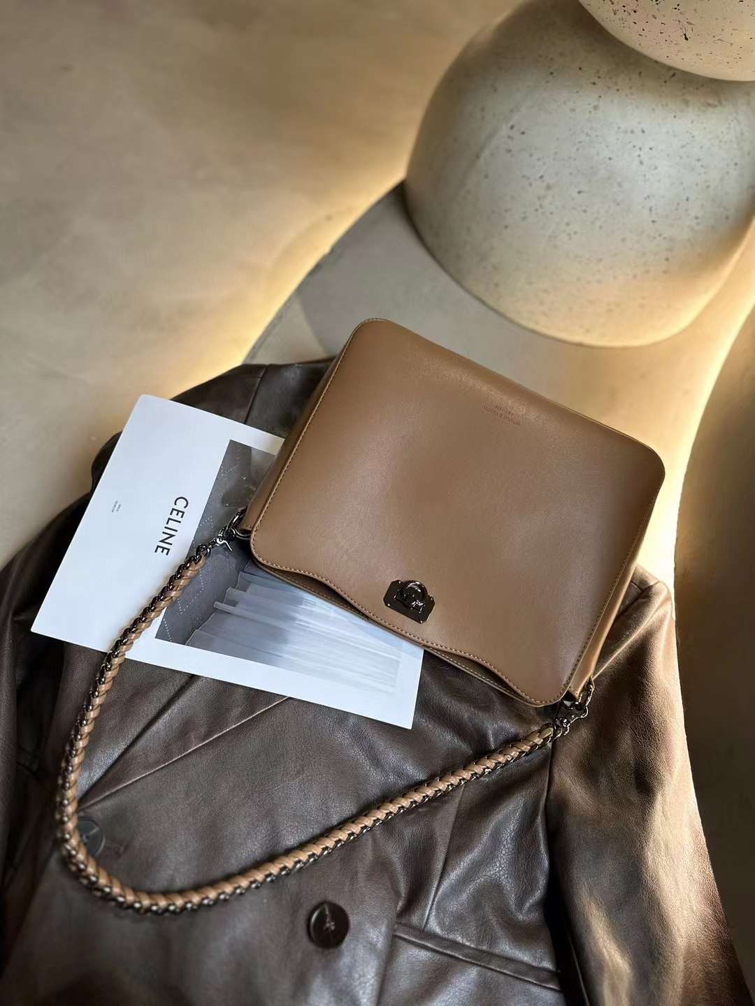 حقيبة كتف أنيقة بتصميم عصري وسلسلة معدنية باللون البني - KSA