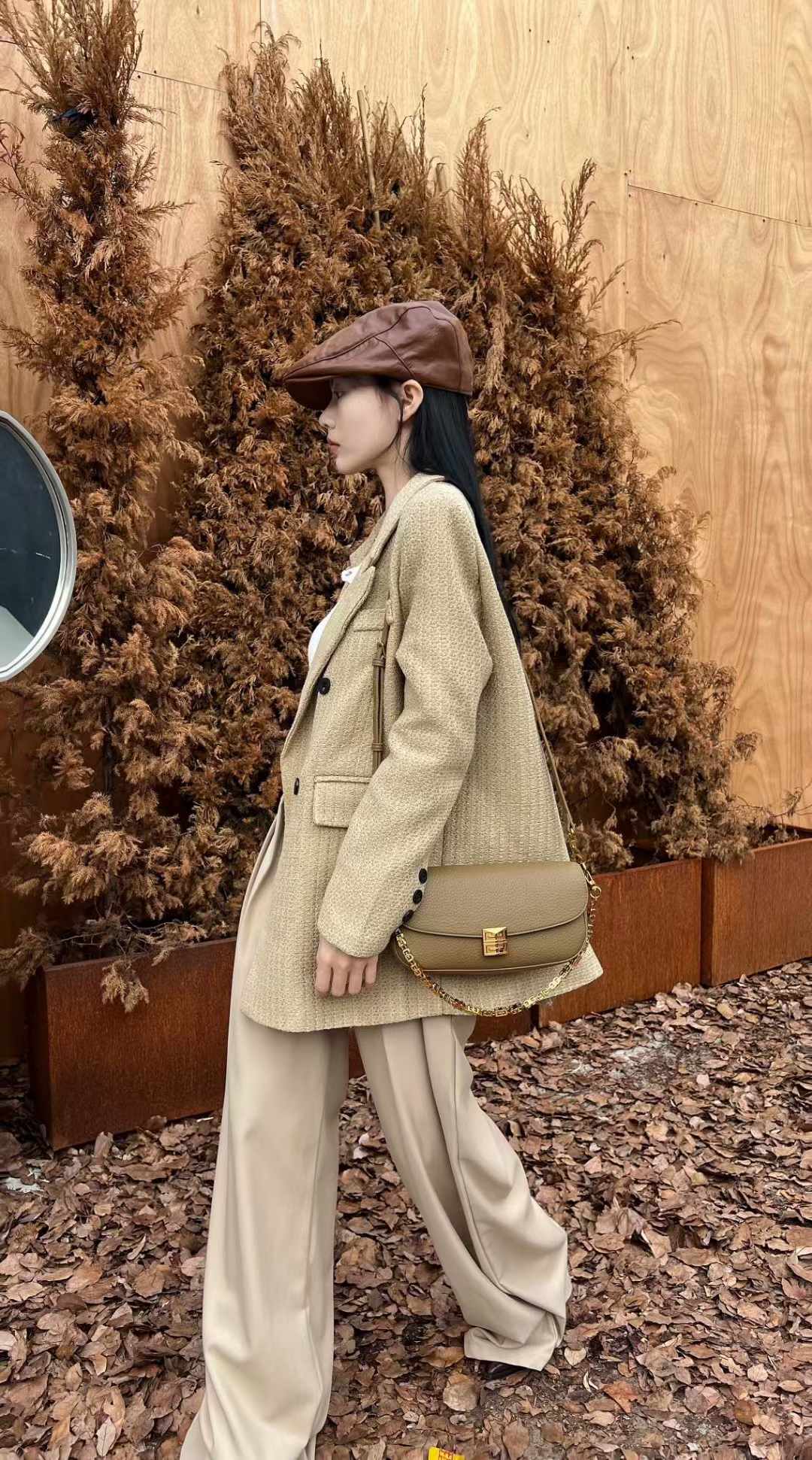 شنطة كتف بيج داكن أنيقة بتصميم عصري وسلسلة ذهبية - KSA