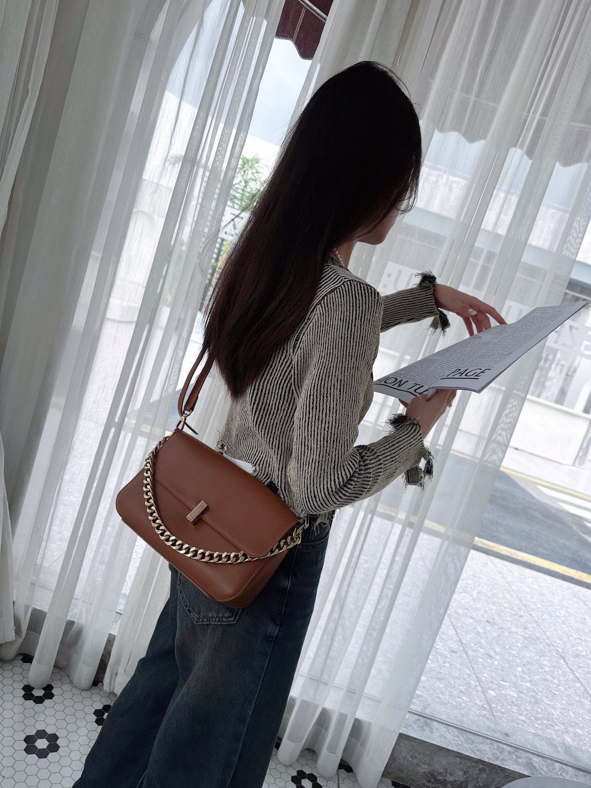 حقيبة كتف نسائية عملية صغيرة الحجم باللون الكافيه