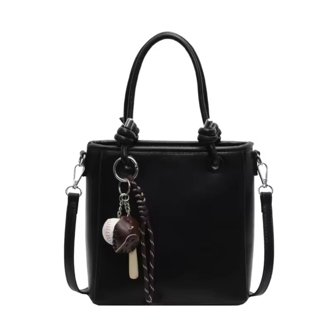 حقيبة يد نسائية متوسطة الحجم لون اسود - KSA