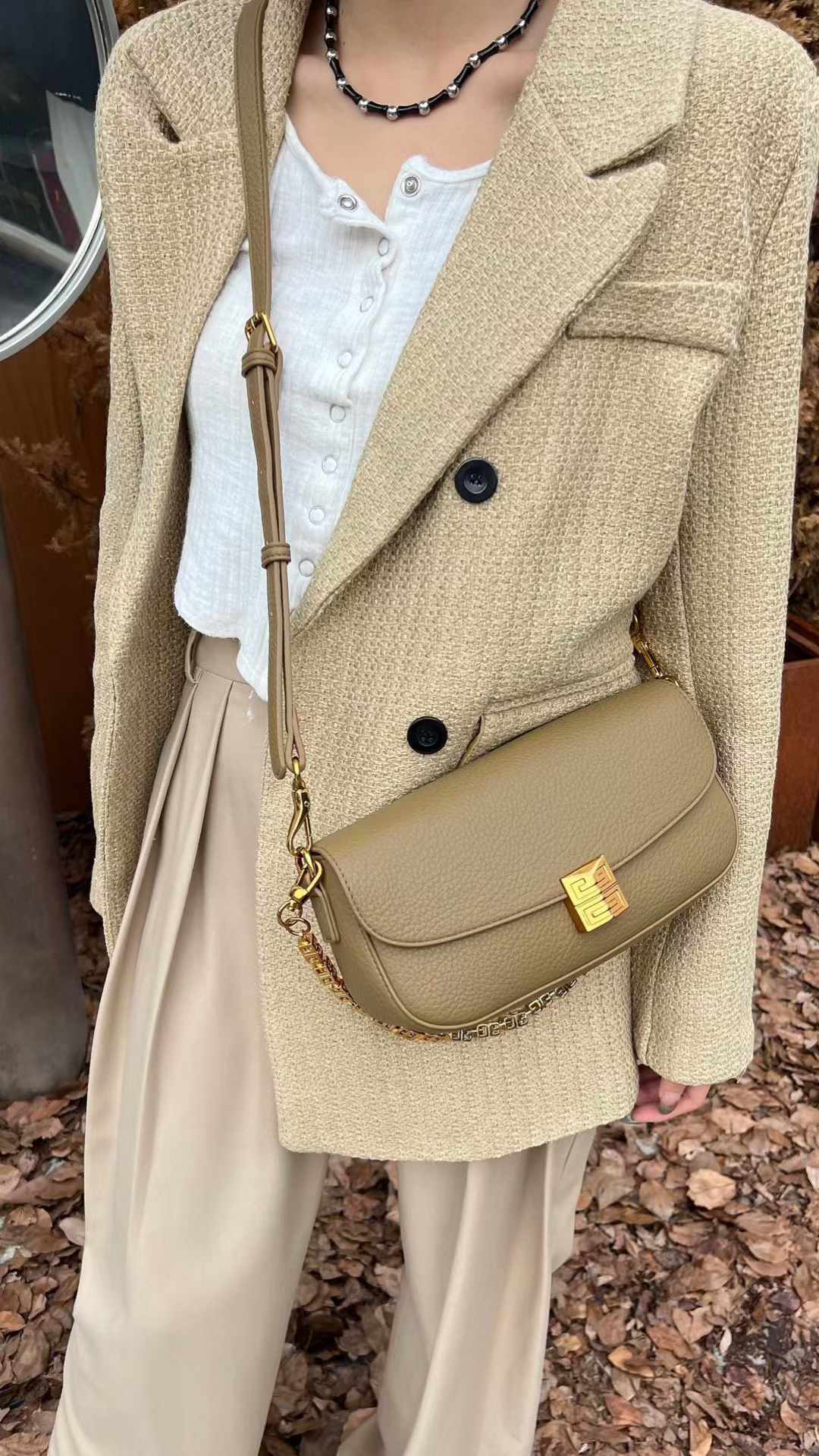 شنطة كتف بيج داكن أنيقة بتصميم عصري وسلسلة ذهبية - KSA