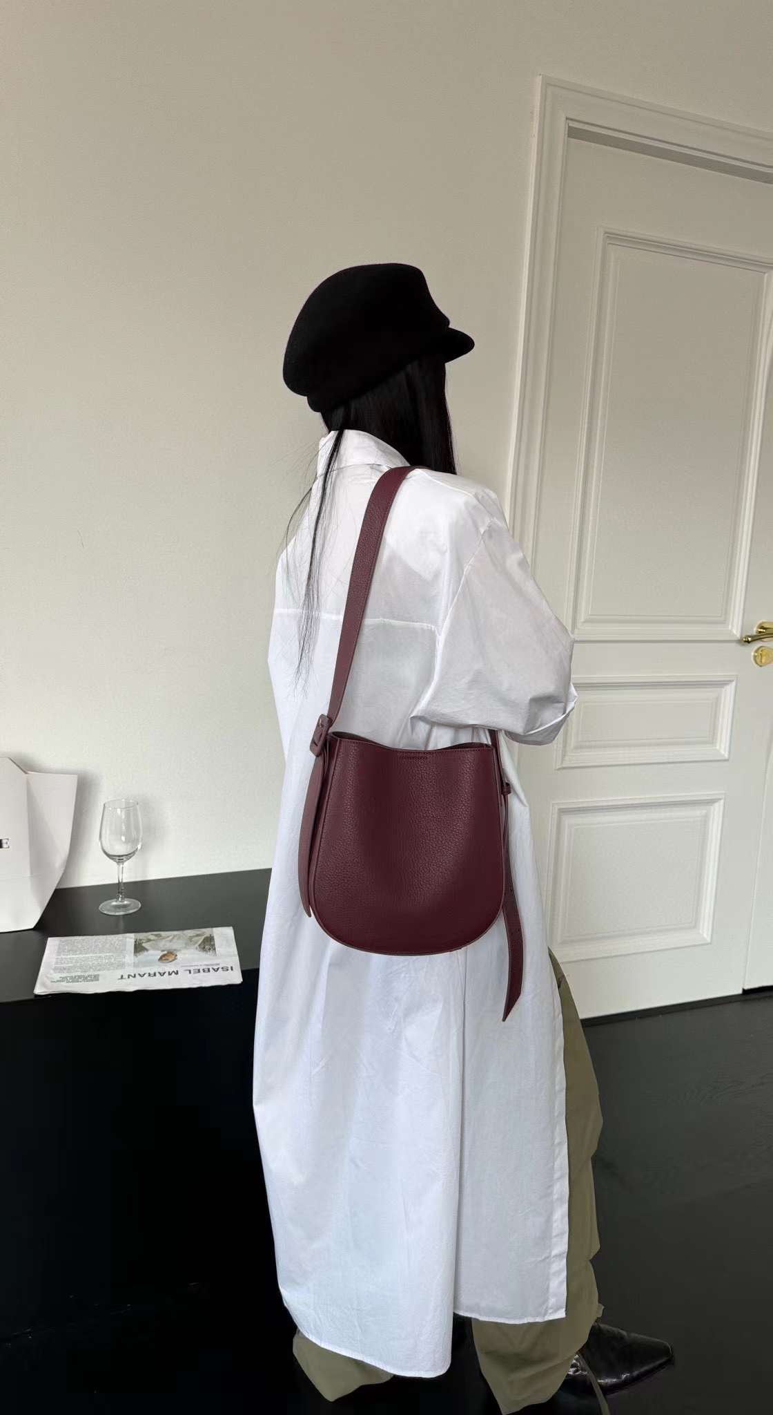 حقيبة كتف نسائية متويطة الحجم باللون العنابى - KSA