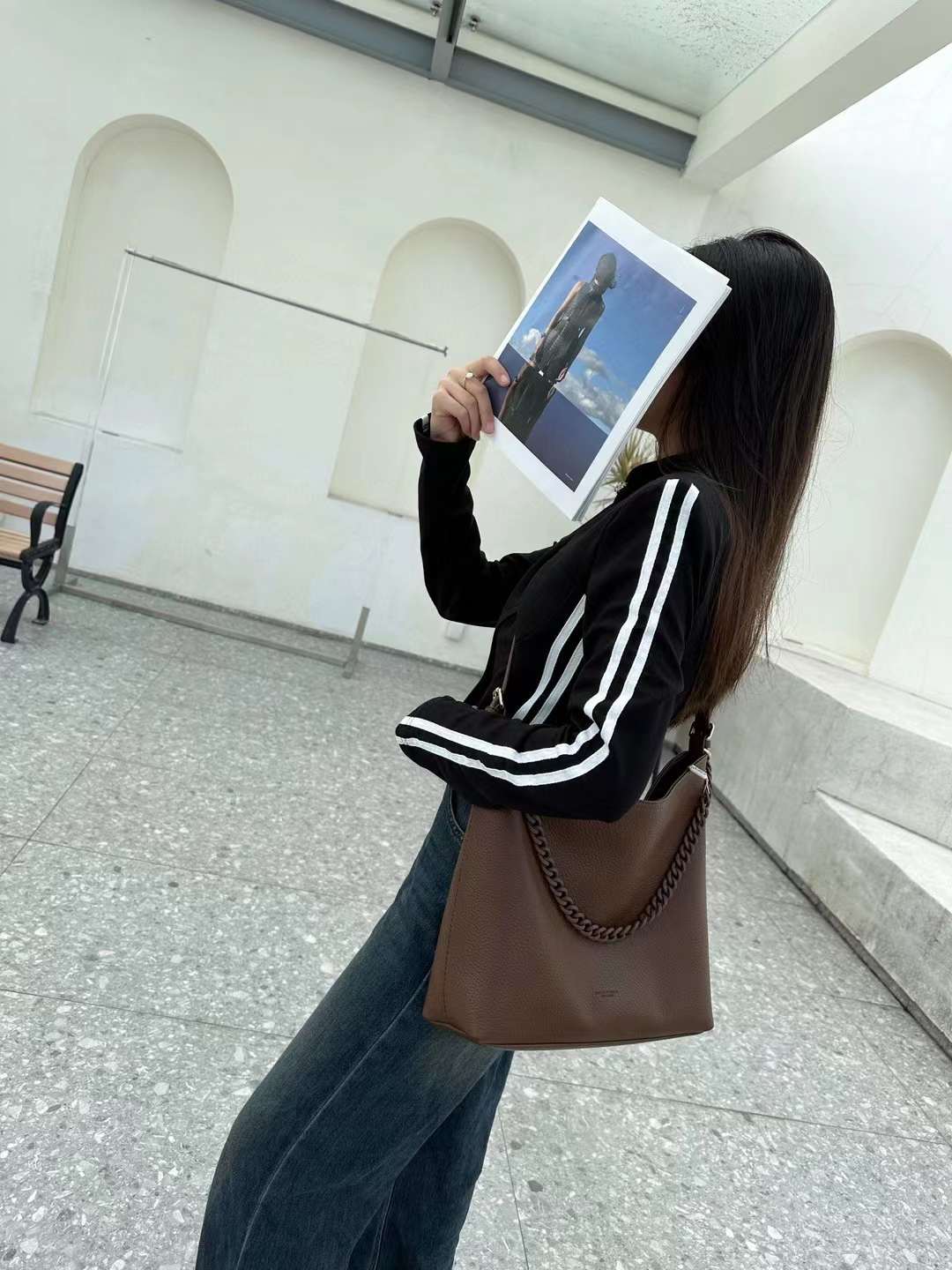 حقيبة كتف مميزه بتصميم عصري وسلسلة باللون البني - KSA