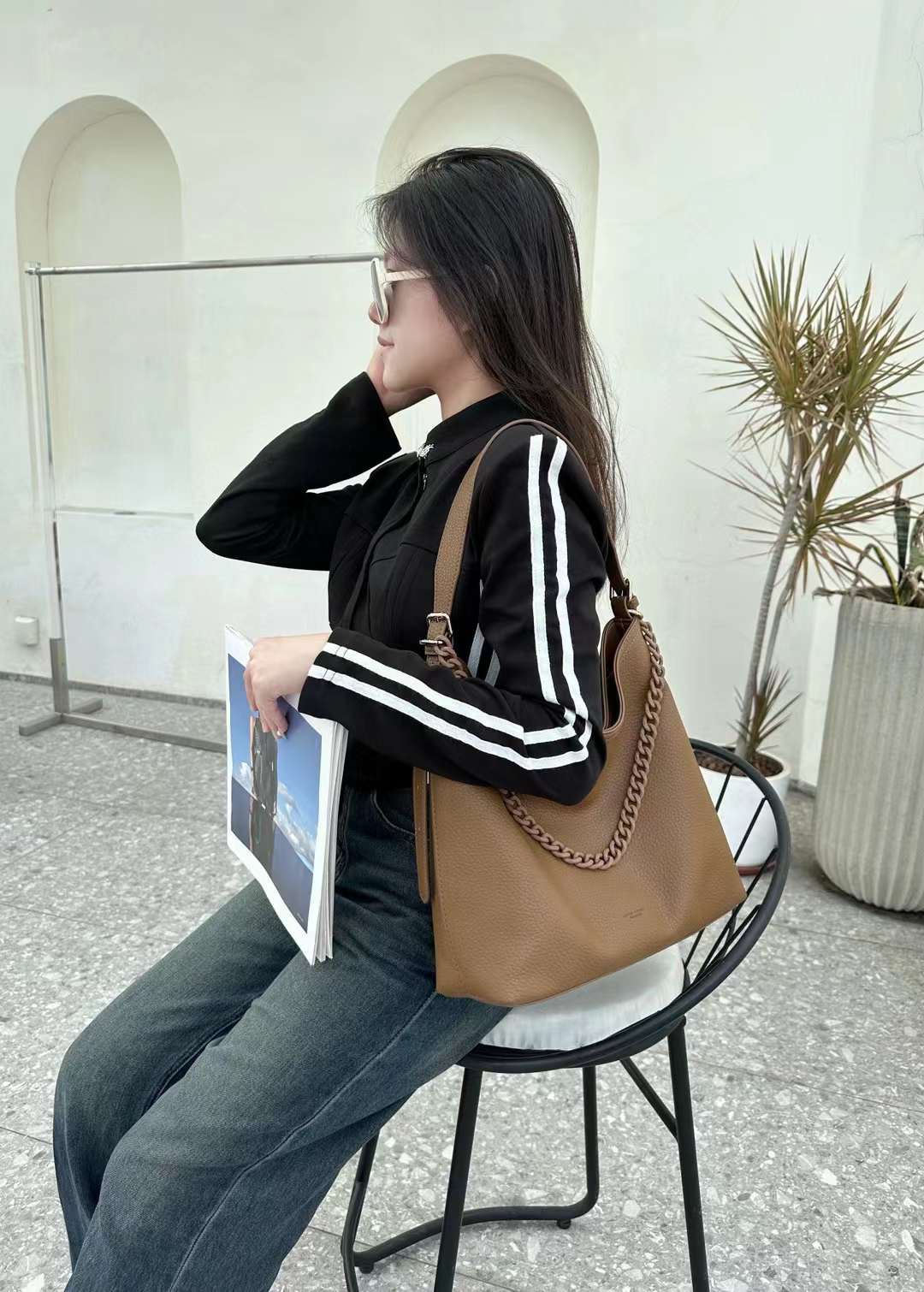 حقيبة كتف مميزه بتصميم عصري وسلسلة باللون البني - KSA