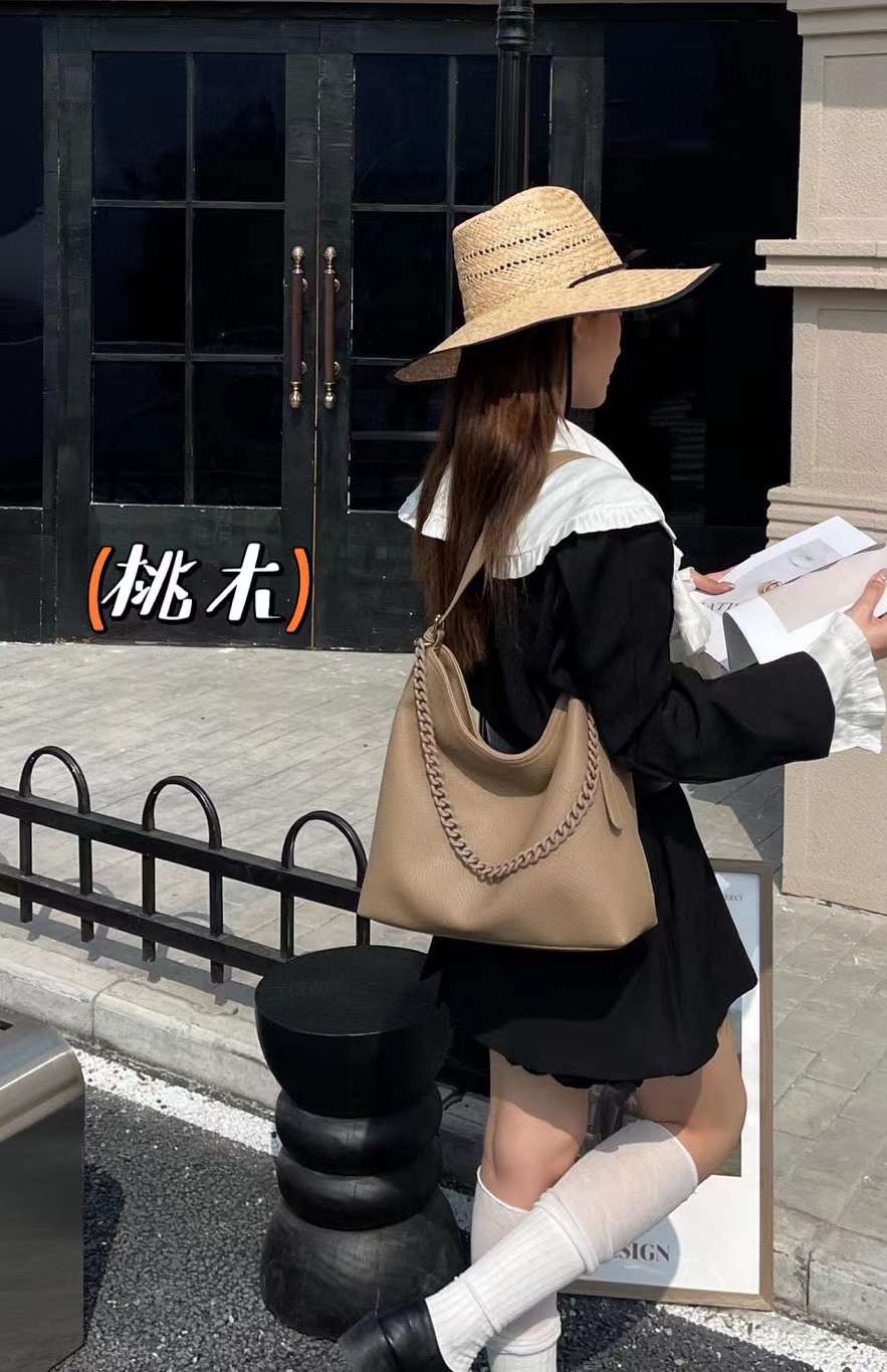 حقيبة كتف مميزه بتصميم عصري وسلسلة باللون البيج - KSA