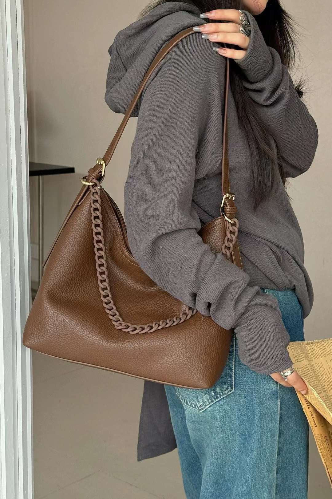 حقيبة كتف مميزه بتصميم عصري وسلسلة باللون البني - KSA