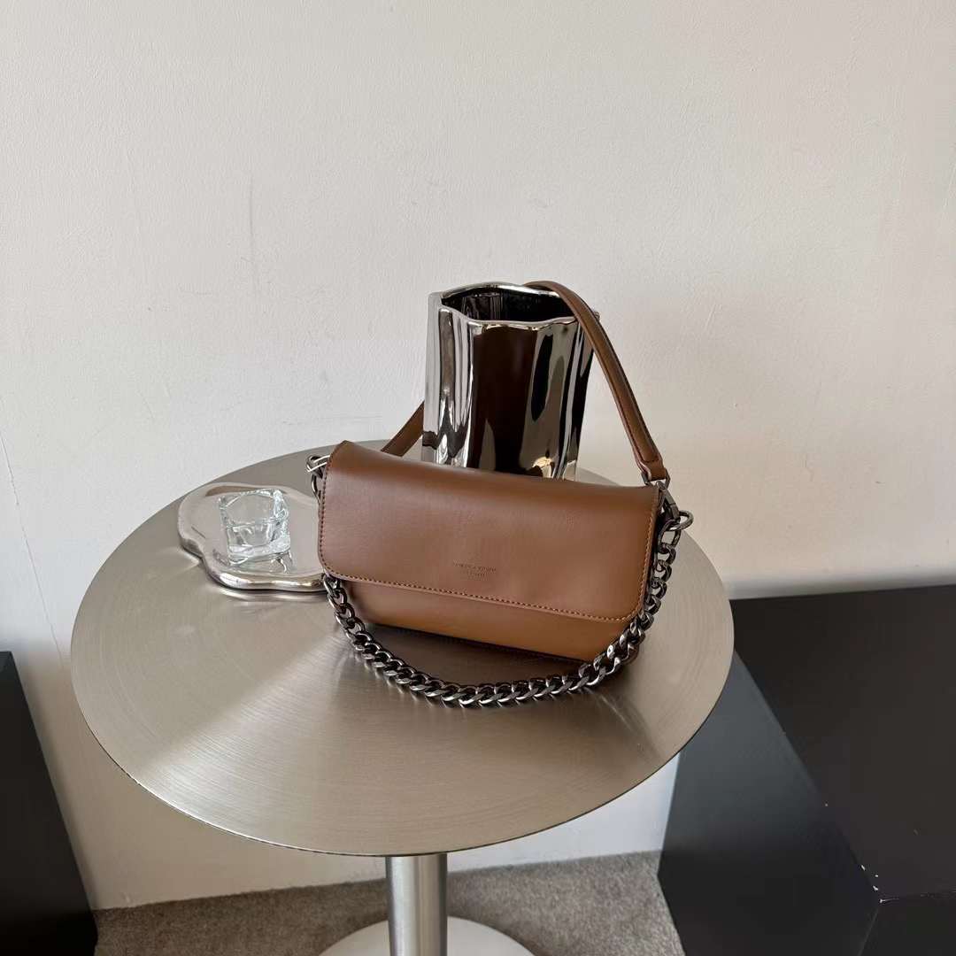حقيبة كتف نسائية عملية صغيرة الحجم باللون البني
