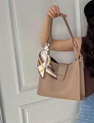 حقيبة كتف نسائية متوسطة الحجم باللون البيج مع شريط ستان ملون - KSA