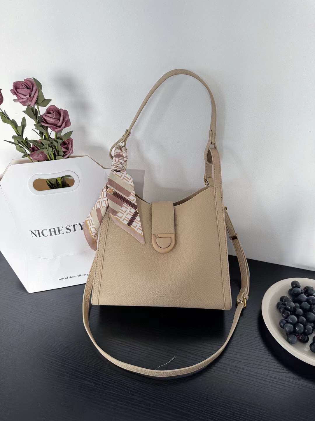 حقيبة كتف نسائية متوسطة الحجم باللون البيج مع شريط ستان ملون - KSA