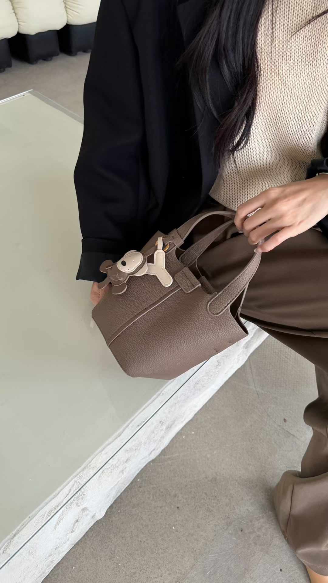 حقيبة يد نسائية كبيرة لون رمادي غامق بيد قصيرة - KSA