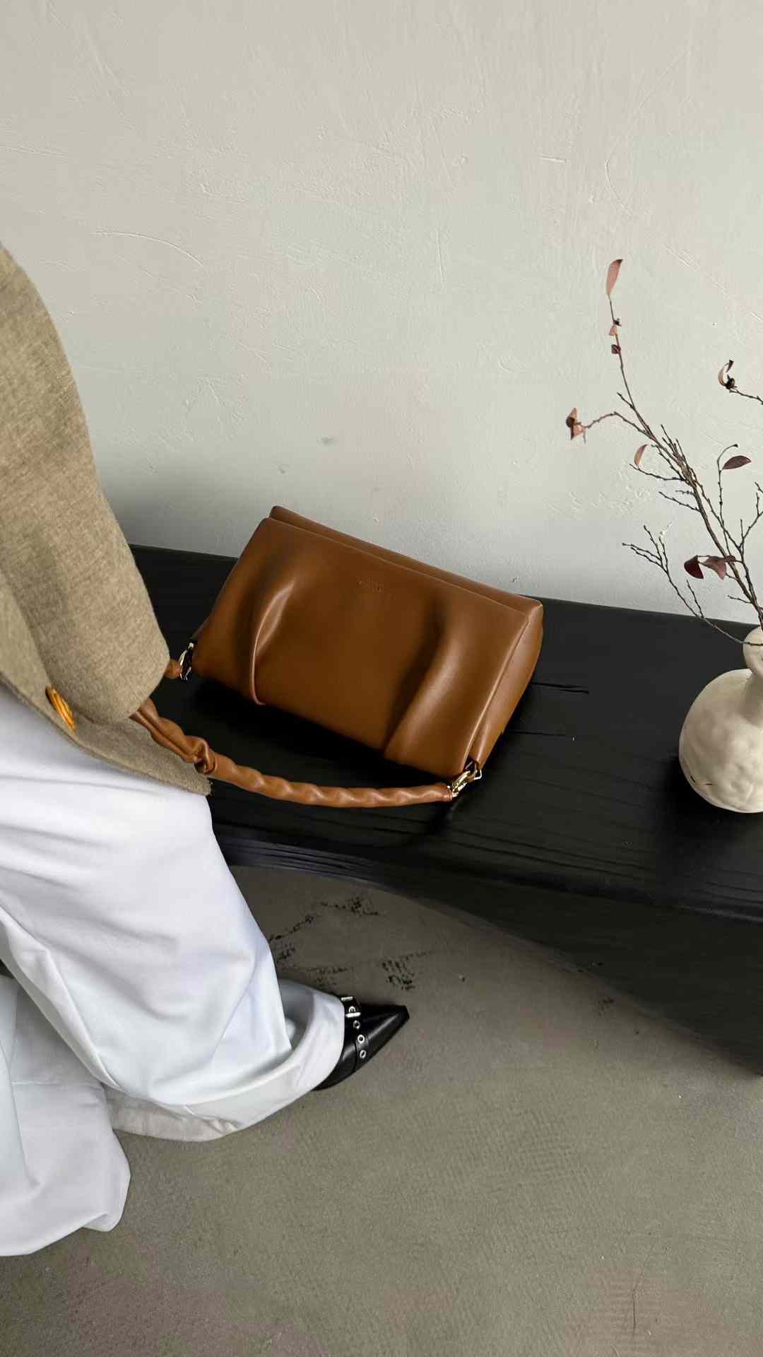 حقيبة كتف نسائية متوسطة الحجم بلون البني - KSA
