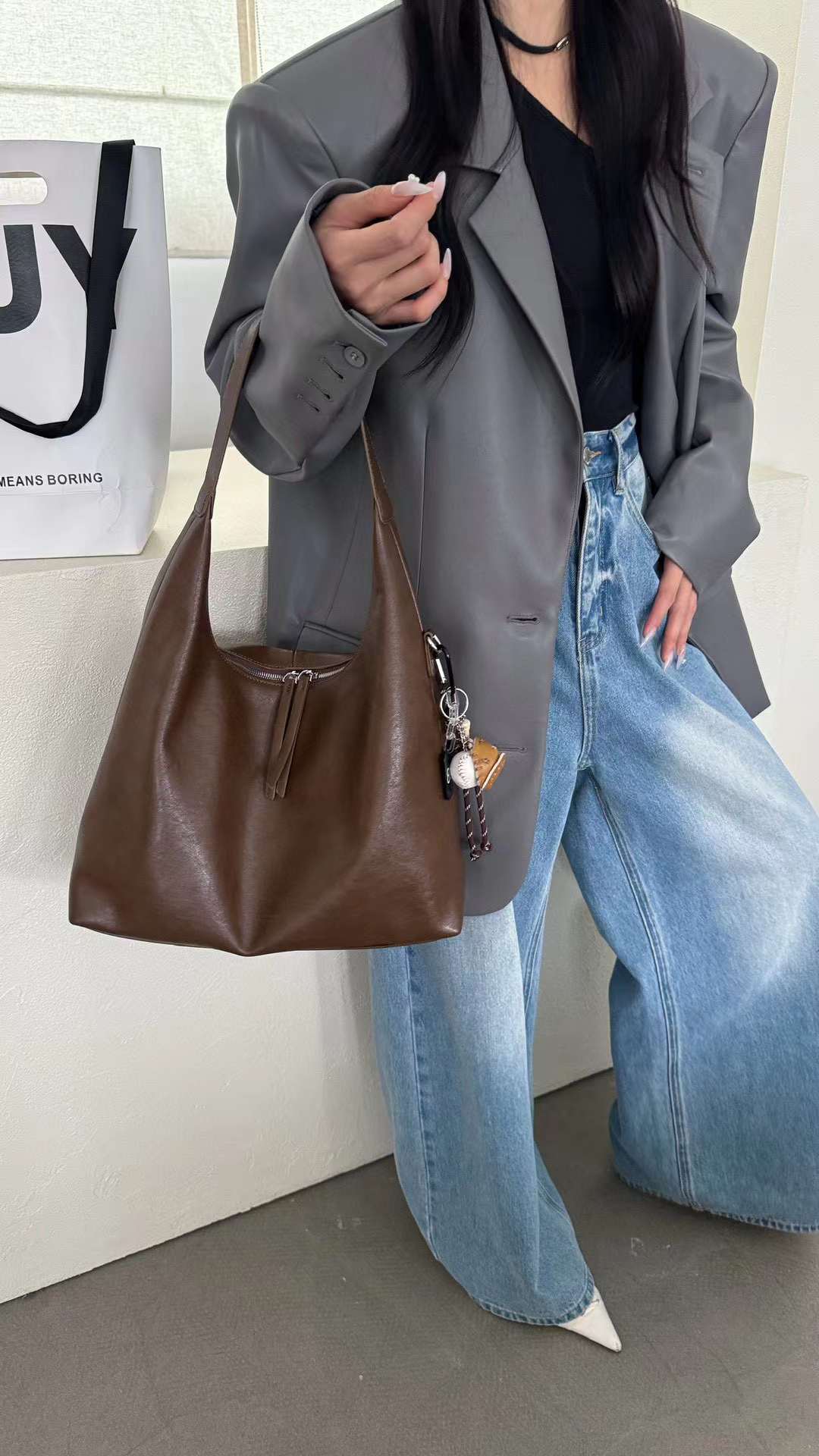 حقيبة يد نسائية متوسطة الحجم بذراع عريض باللون البني مع دلاية متعددة - KSA