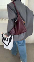 حقيبة يد نسائية متوسطة الحجم بذراع عريض باللون العنابي مع دلاية متعددة - KSA