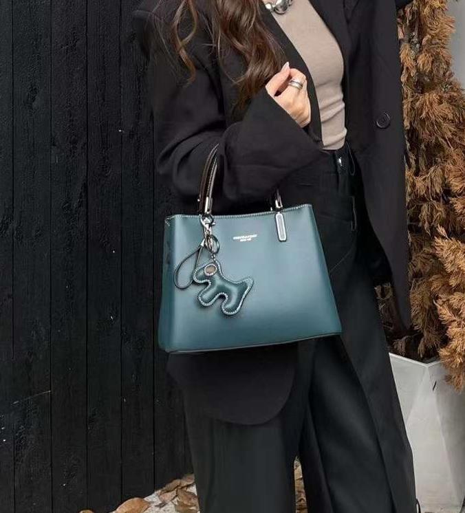 حقيبة يد نسائية كبيرة الحجم باللون الازرق مع دلاية - KSA