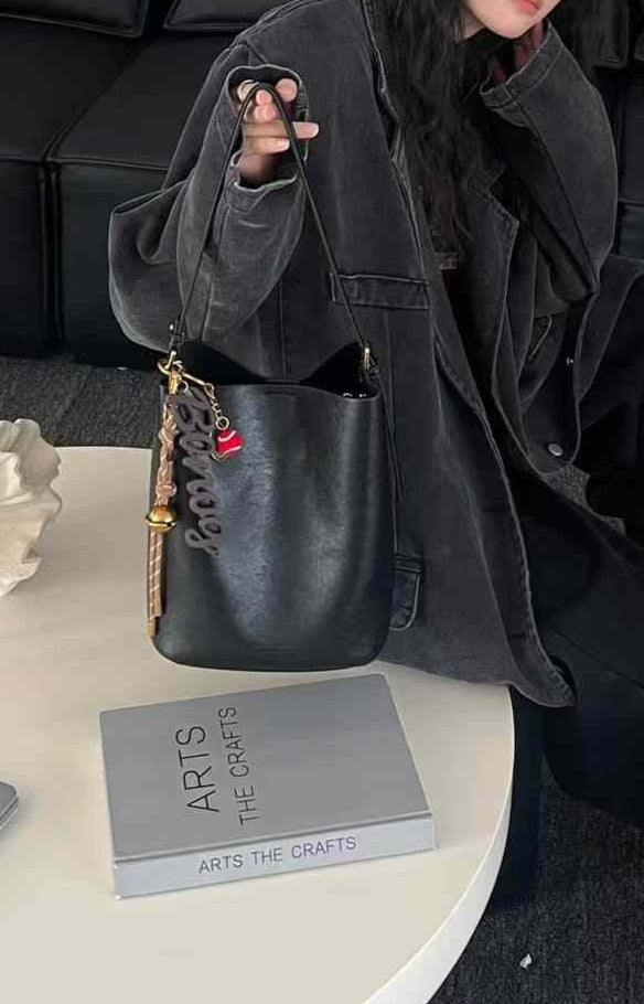 حقيبة كتف نسائية كبيرة الحجم عملية باللون الاسود - KSA