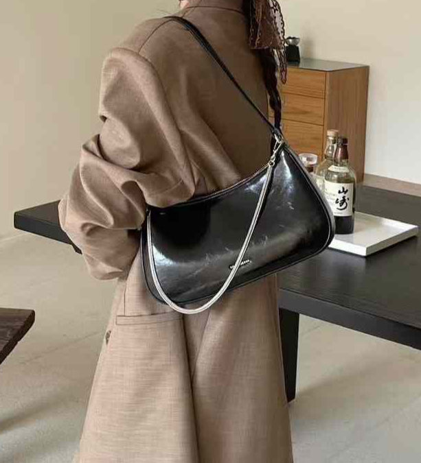 حقيبة كتف نسائية صغيرة بتصميم عصري وعملي لون اسود - KSA