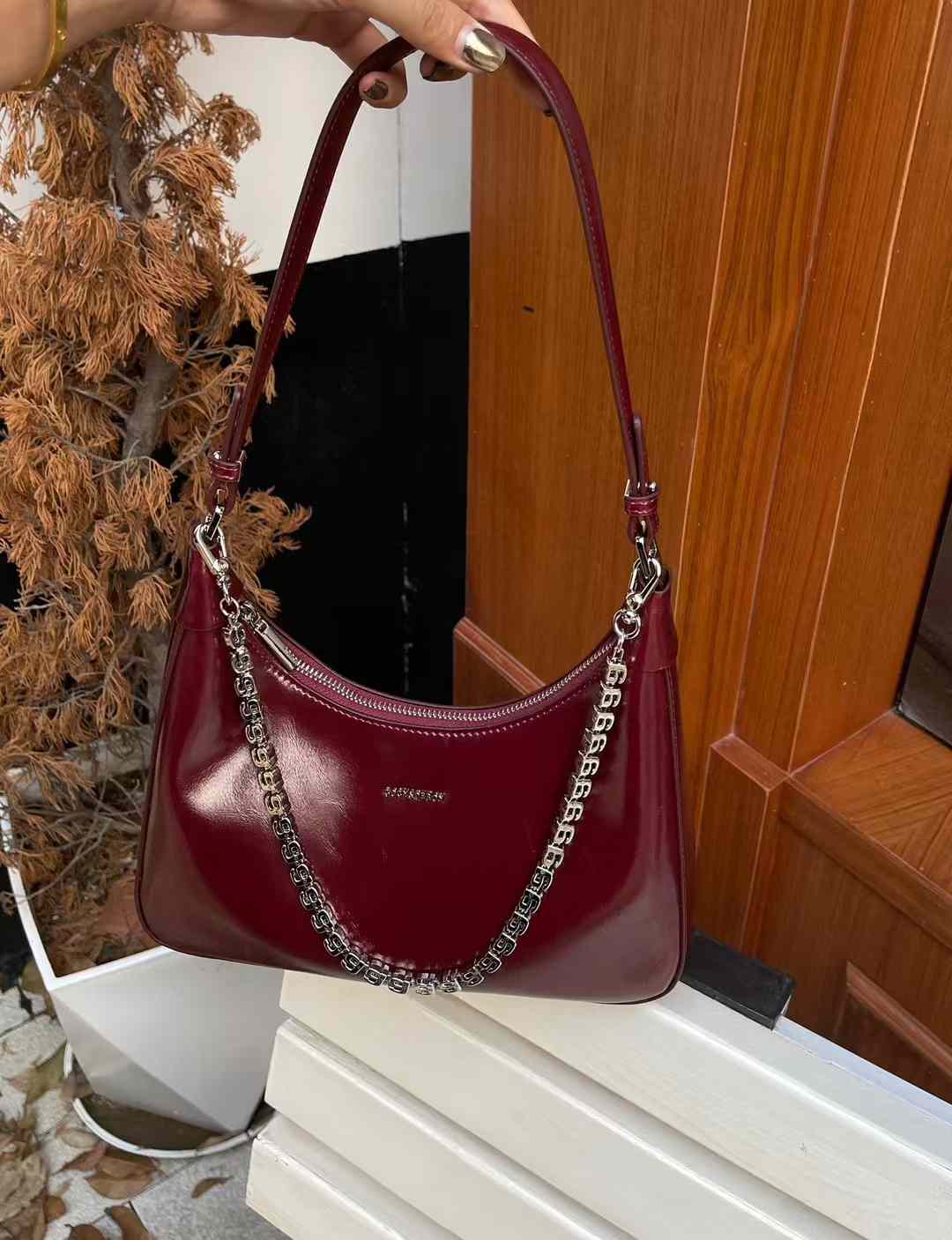 حقيبة كتف نسائية بسلسلة فضية بلون عنابي
