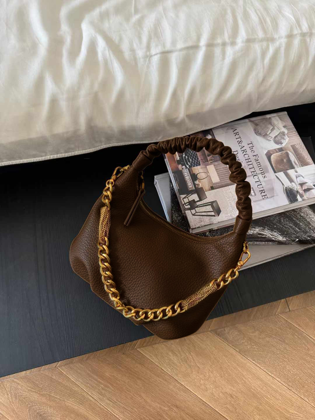 حقيبة يد لون بني غامق صغيرة الحجم بها سلسلة ذهبي - KSA