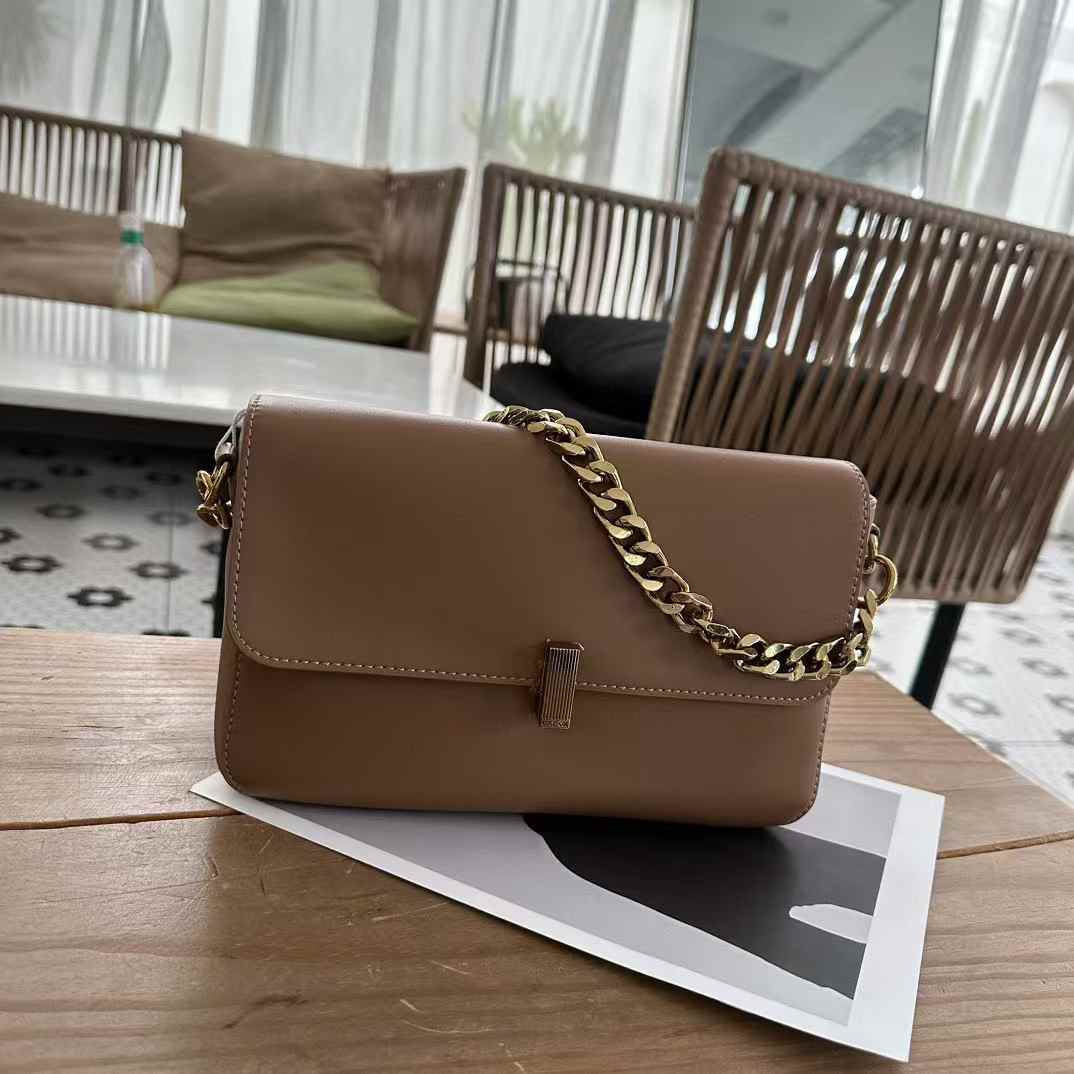 حقيبة كتف نسائية عملية صغيرة الحجم باللون البني