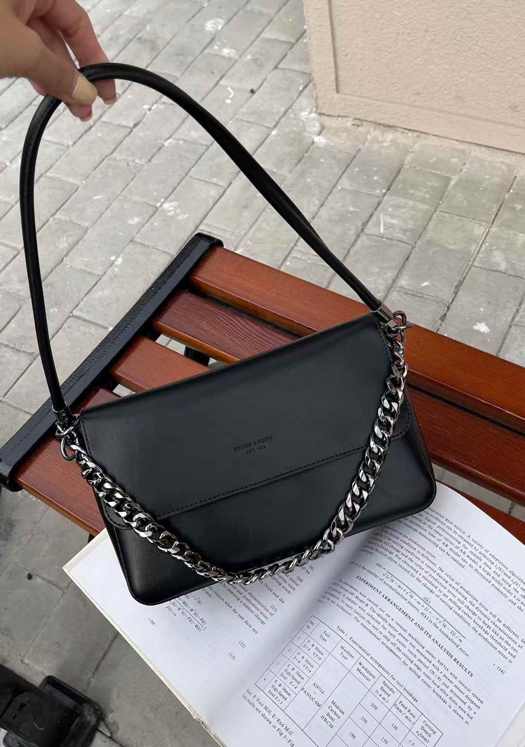 حقيبة كتف نسائية صغيرة الحجم لون عنابي كروس بودي - KSA