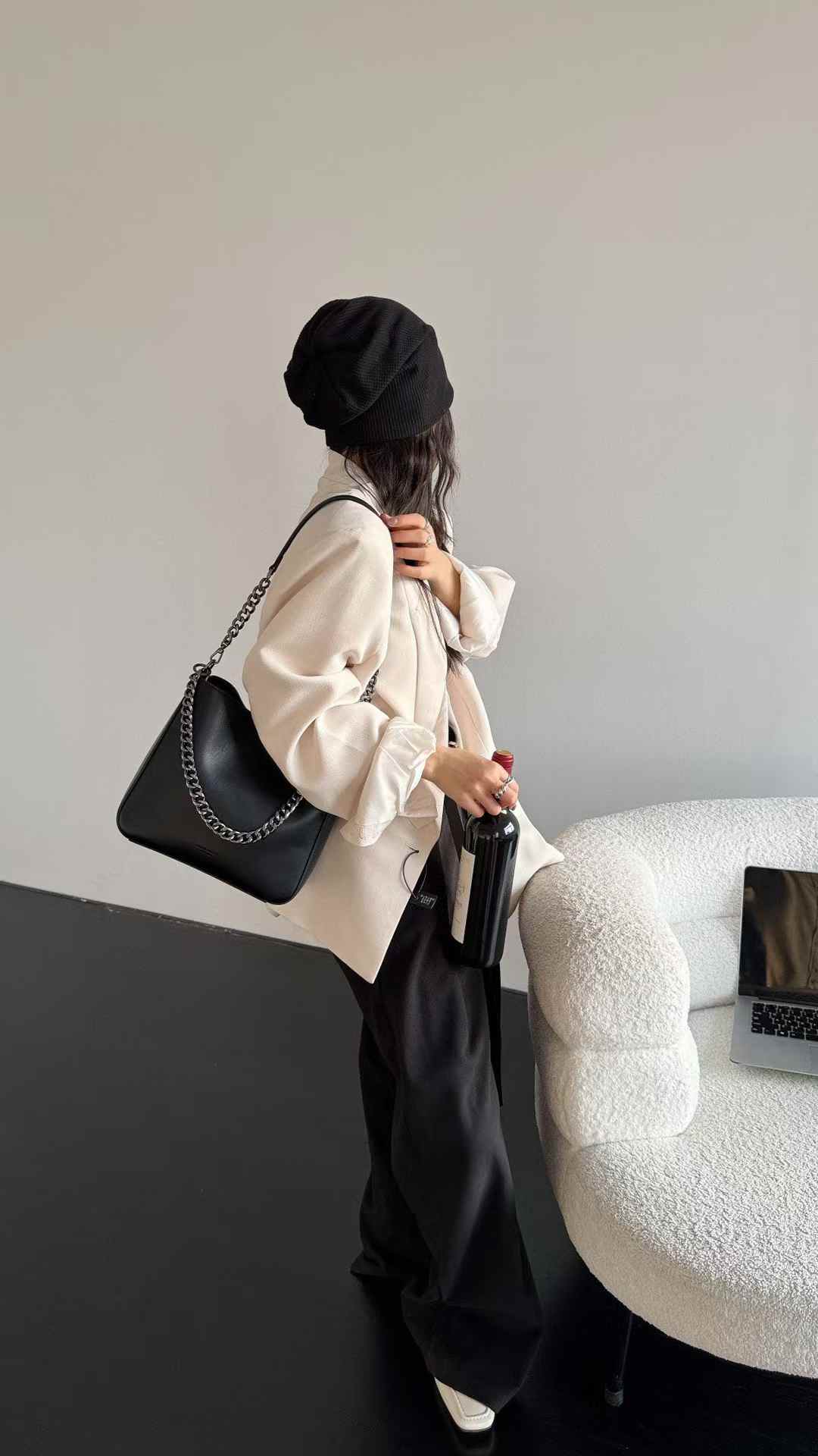حقيبة كتف نسائية لون اسود بسلسلة فضية
