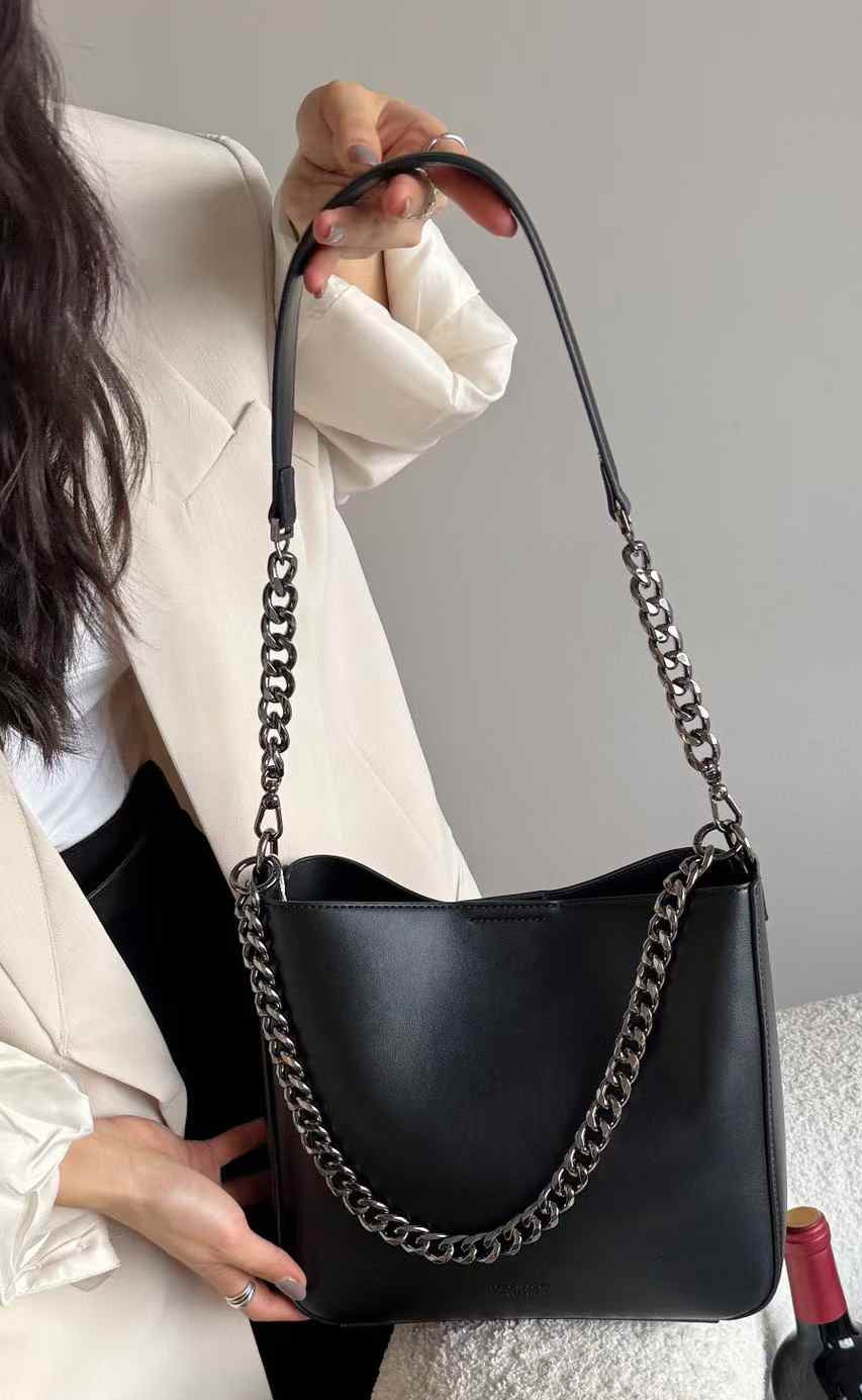 حقيبة كتف نسائية لون اسود بسلسلة فضية