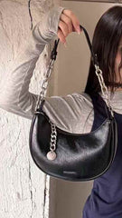 حقيبة كتف  نسائية عصرية لون اسود مع سلسلة مميزة